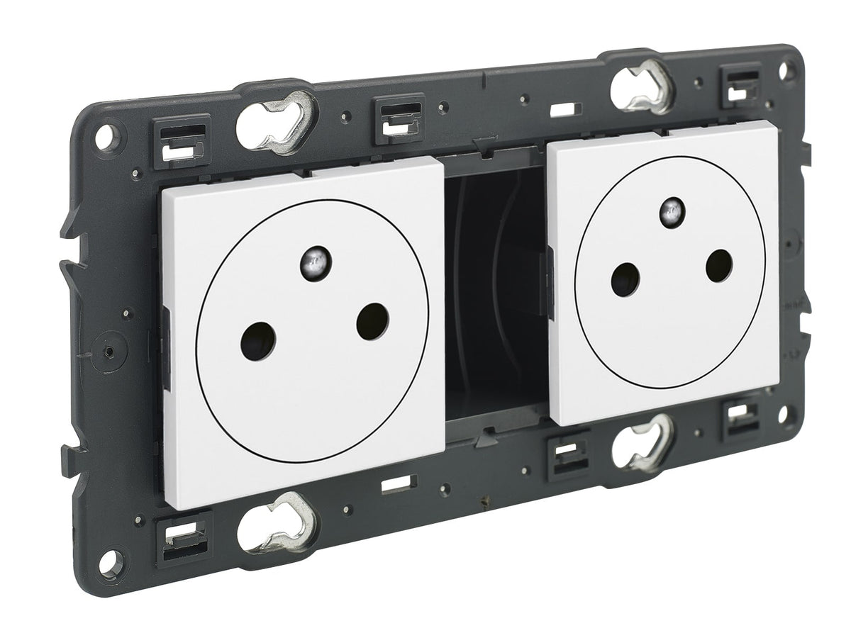 Legrand - Val vlakke Stopcontact 2x2P+A 16A volledig app. wit met schroefb - 741532